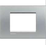 Toma 2P+T 10A 250V Armada con Placa Tech  Living Light